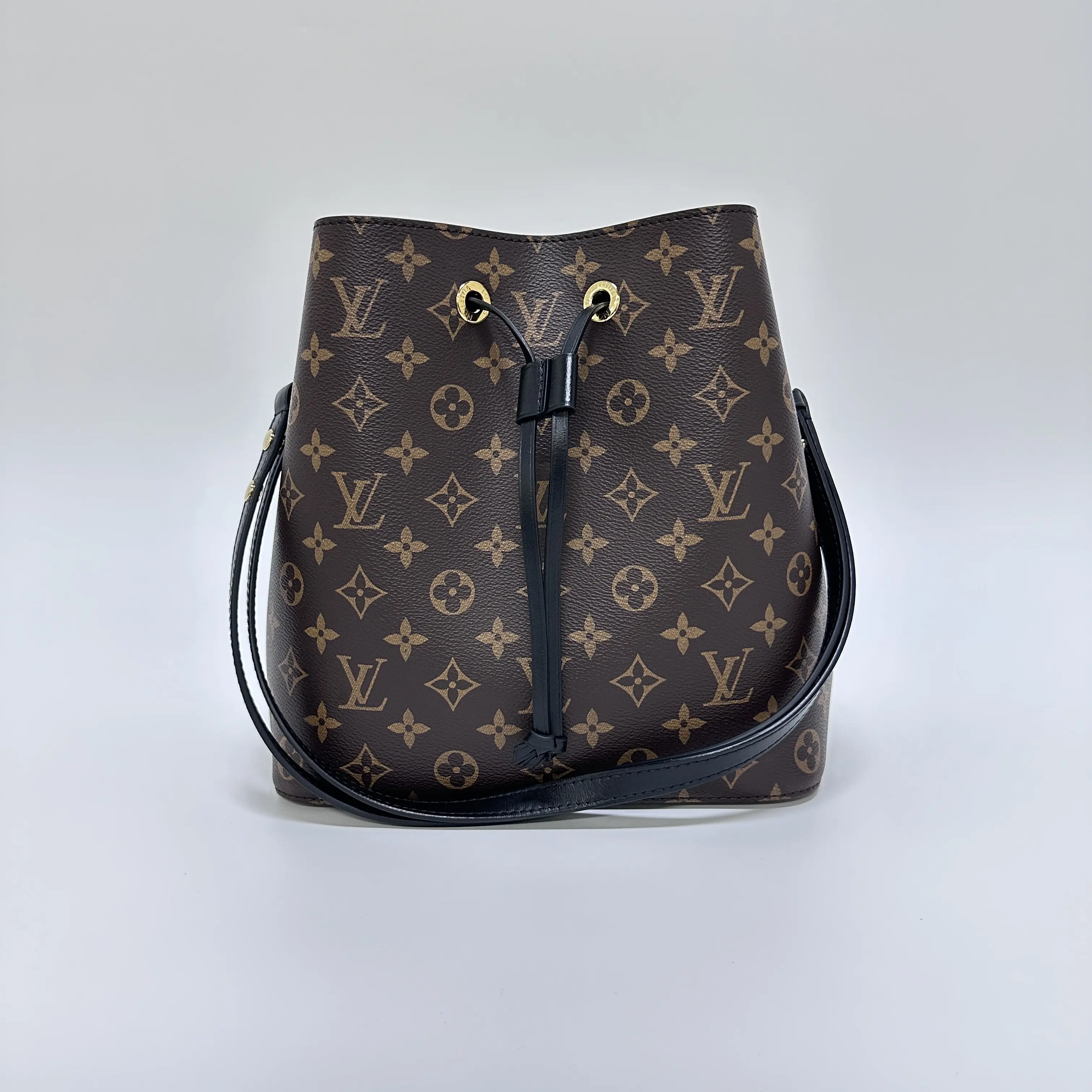Pre-owned Louis Vuitton NéoNoé MM Classic Monogram Black Bucket Bag Adjustable Crossbody Drawstring Purse, Crossbody Bags for Casual Outings, Easy to Open and Close, Balances Functionality and Fashion to Elevate Your Style, Secure Storage, Statement Piece