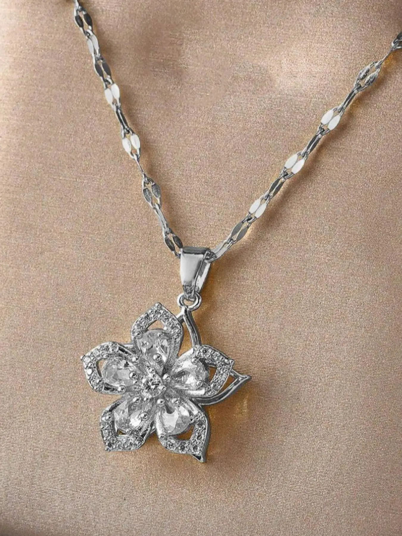Elegant Women's Stainless Steel Chain Decorative Necklace, All Seasons Silver Color Plated Jewelry, Fashionable Floral Five-Petal Flower Design, High-Quality Accessory, Flower Pendant Necklace