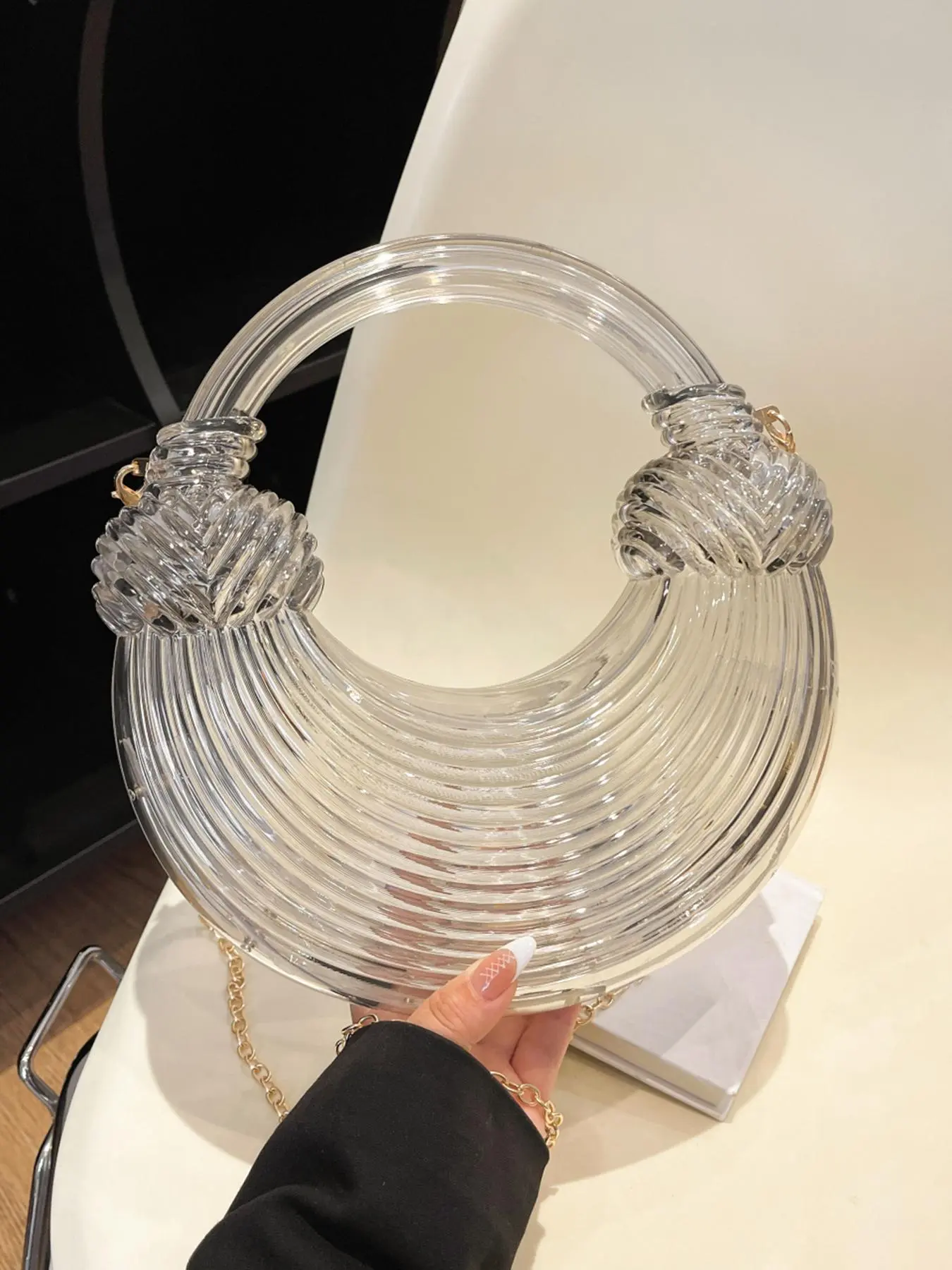 metal ring handbag, Casual trendy handbag, Casual fashion bag, unique shape, metal texture chain bag, Chic chain strap, personality bag, Hand Shoulder Bag, can be carried by hand or cross-body, street style, suitable for banquets, parties, etc.