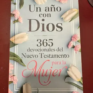 Un año con Dios en el Nuevo Testamento: 365 devocionales para la mujer / A Year with God in the New Testament: 365 Devotions for Women