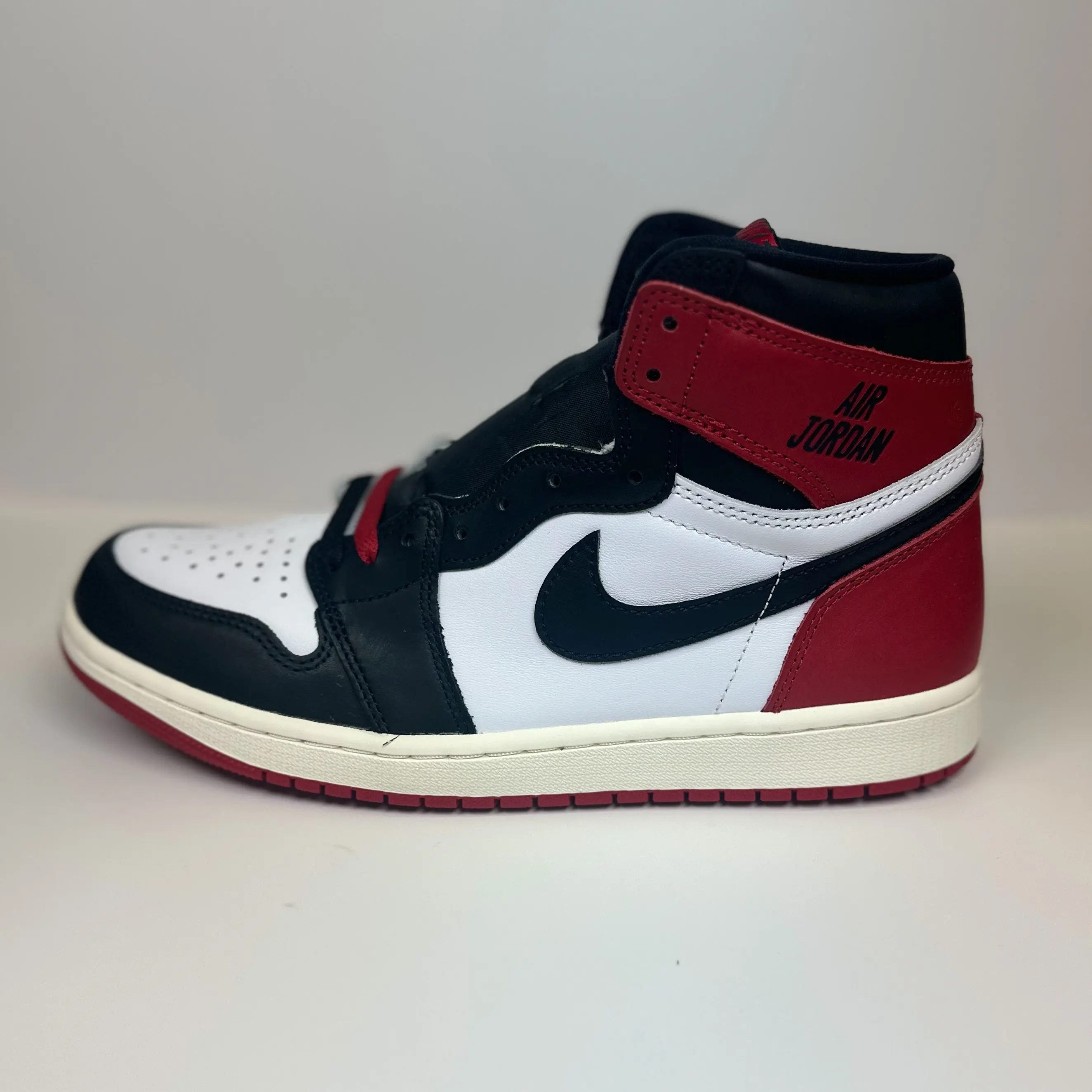 Pre-Owned Men's Nike Air Jordan 1 Retro High OG Black Toe Reimagined DZ5485-106 Leather Sneakers - Retro Style, Durable Footwear with Durability