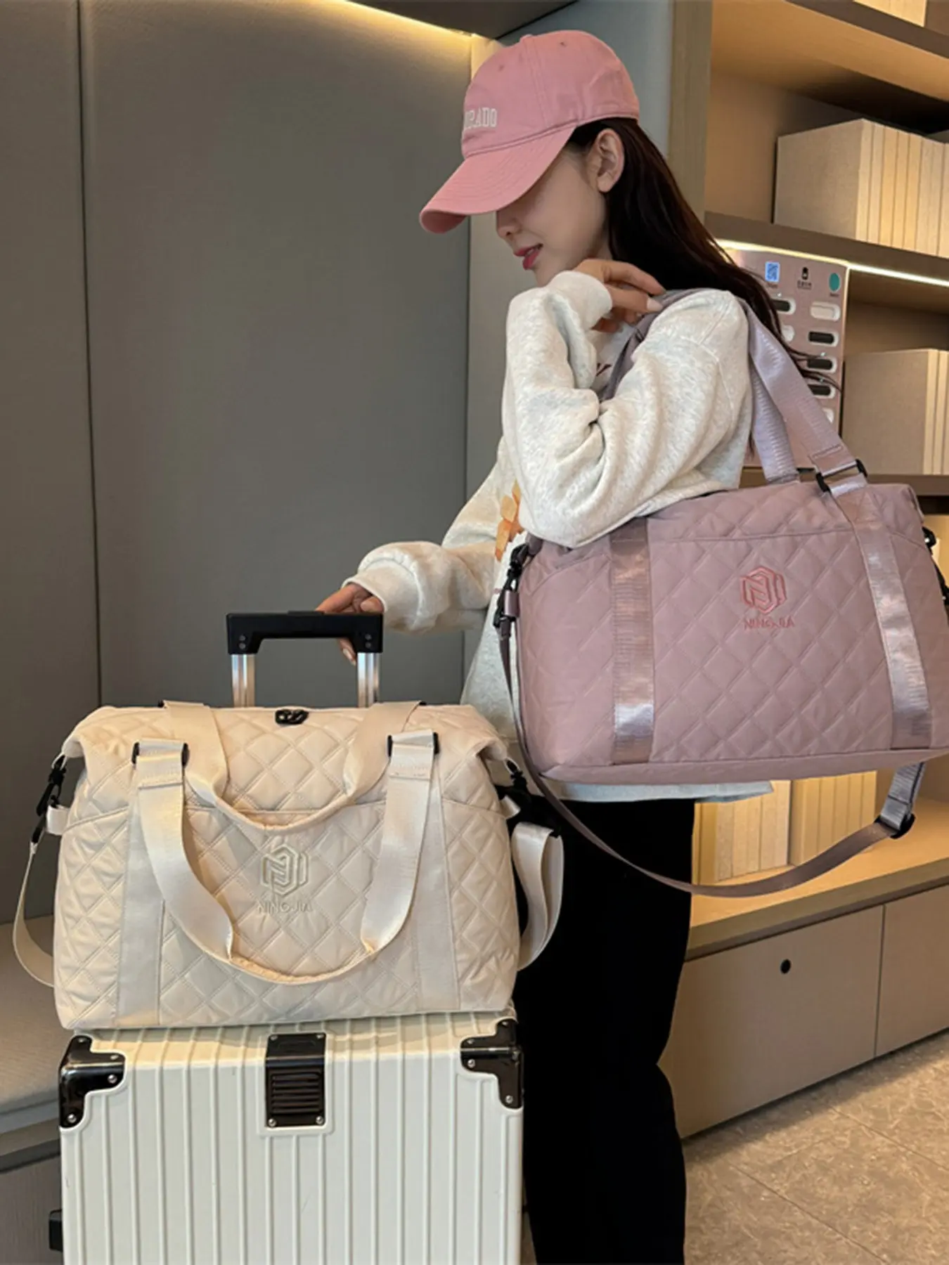 Large capacity diamond grid luggage bag, quilted grid pattern design, contrasting edging embellishment, multiple back methods, suitable for short distance and sports travel, Quilted Travel Duffel Bag, Quilted Weekender Bag