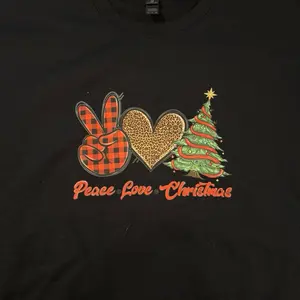 Women's Peace Love Christmas T-Shirt with Plaid Heart and Leopard Print Design for Festive Season