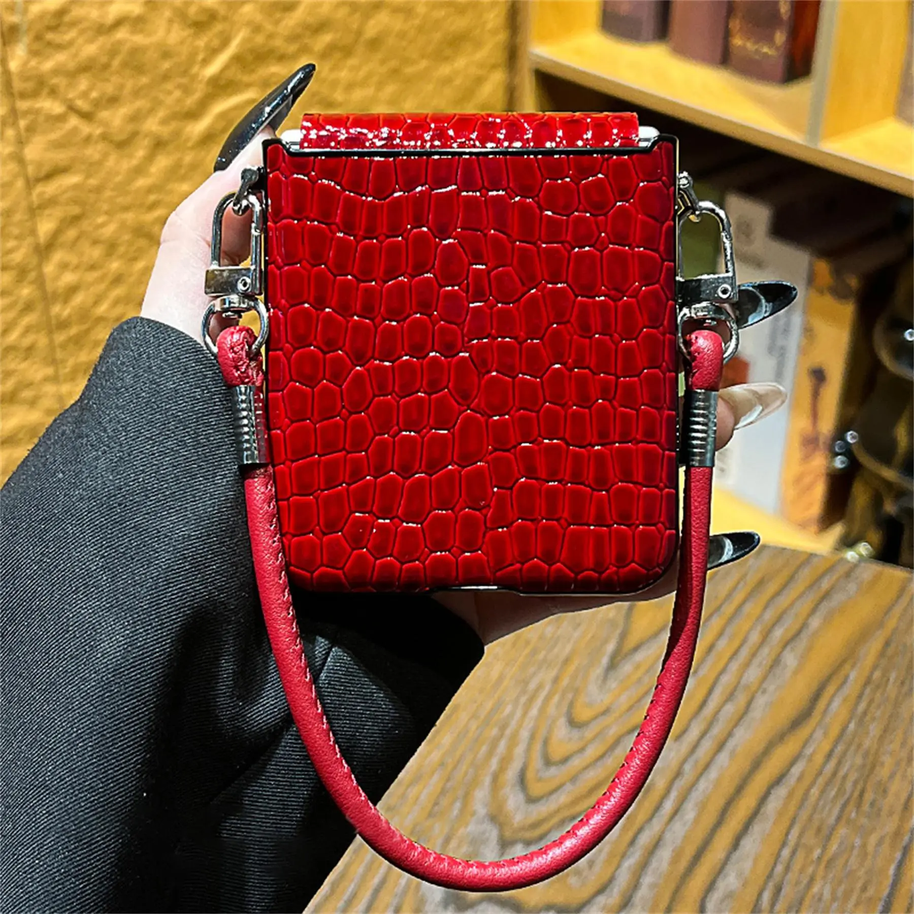 Luxury Crocodile Pattern Case with Leather Chain for Samsung Galaxy Zflip7 Zflip6 Xiaomi Mix Flip2 Motorola Razr 60Ultra Cover