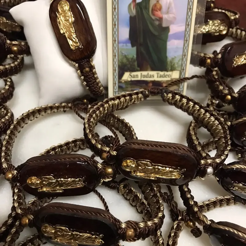 Pulsera tejida a mano con la imagen de San Judas Tadeo y la Oración del Enfermo ~ Handmade Saint Jude Thaddeus Bracelet with Sick Person's Prayer in Spanish
