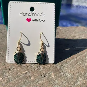 Aretes de concha de mar color verde