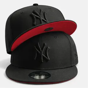 New Era NY Yankees 59FIFTY Fitted Hat Black Red Undervisor MLB Cap Size 7 1/4