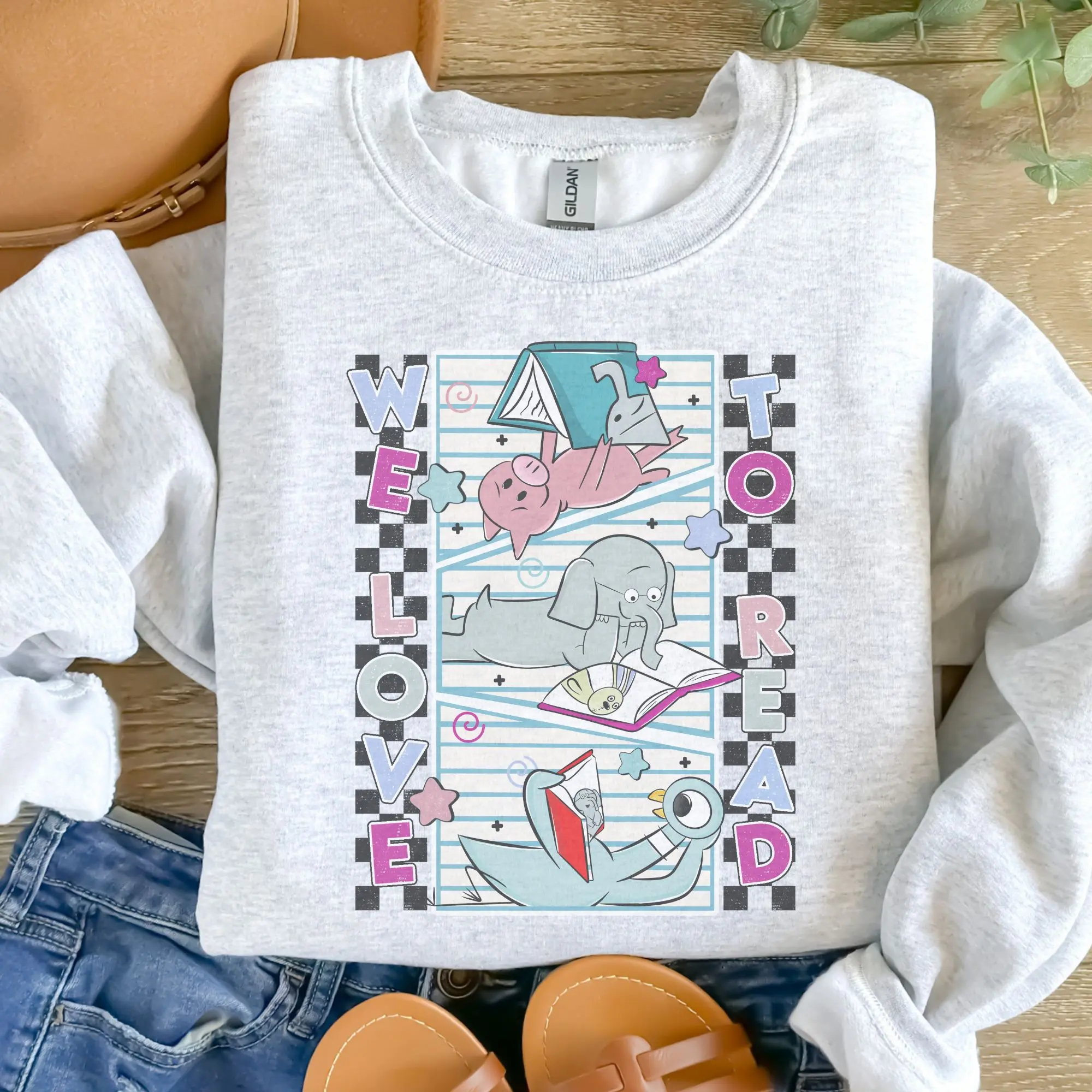 We Love To Read Mo Sweatshirt - Ash Grey - Teacher Sweatshirt Pullover Soft Unisex Womenswear