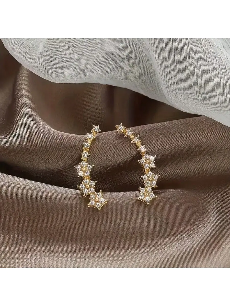 A pair of Korean style simple and versatile sweet and cute earrings, high-end and niche star shaped ear hooks, cold and elegant earrings, suitable for giving to girlfriends and friends for daily wear men's earrings
