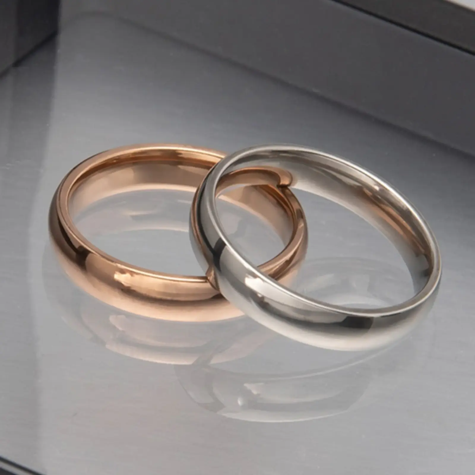 4mm minimalist polished ring for men, suitable for both men and women.