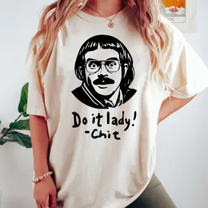 [Sale up to 50%] Do It Lady Chit Tour Shirt, Retro Comedy T-shirt, Funny Meme Graphic,Vintage Style Parody Fan T-Shirt, Chit Do It Lady Meme Shirt