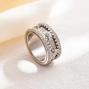 Rotatable gear ring with exquisite carvings and inlaid diamonds, bright and fashionable ring for men and women, suitable for daily wear, dating, anniversary gifts, Christmas gifts, graduation gifts