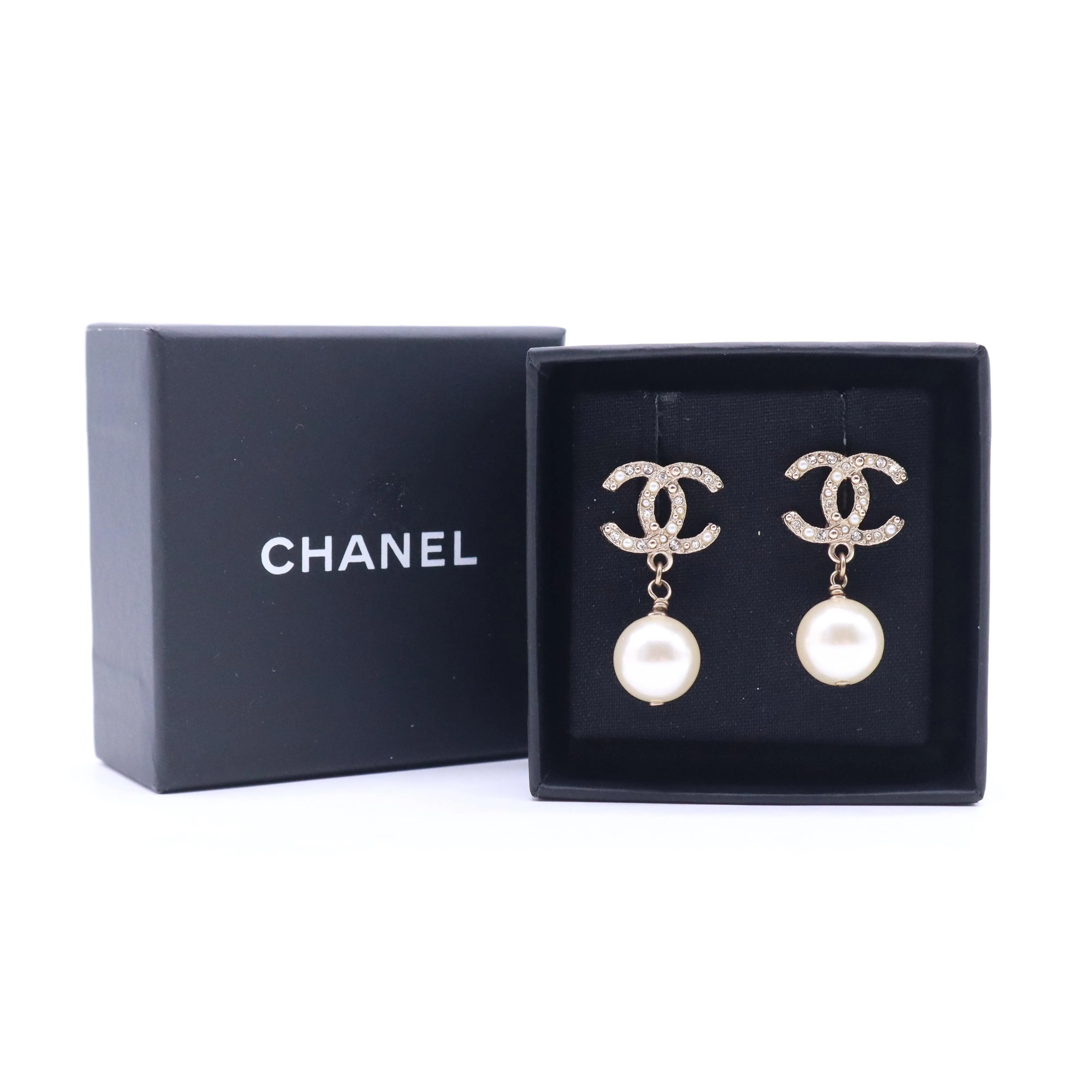 Pre-owned Crystal Pearl CC Earrings W21116