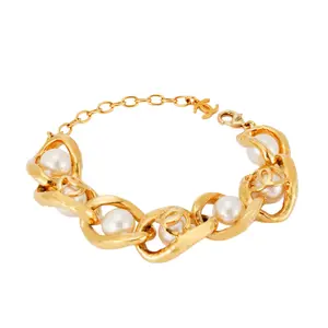 Pre-owned Chanel Bracelet with Pearls Inside the Metal JLP009382