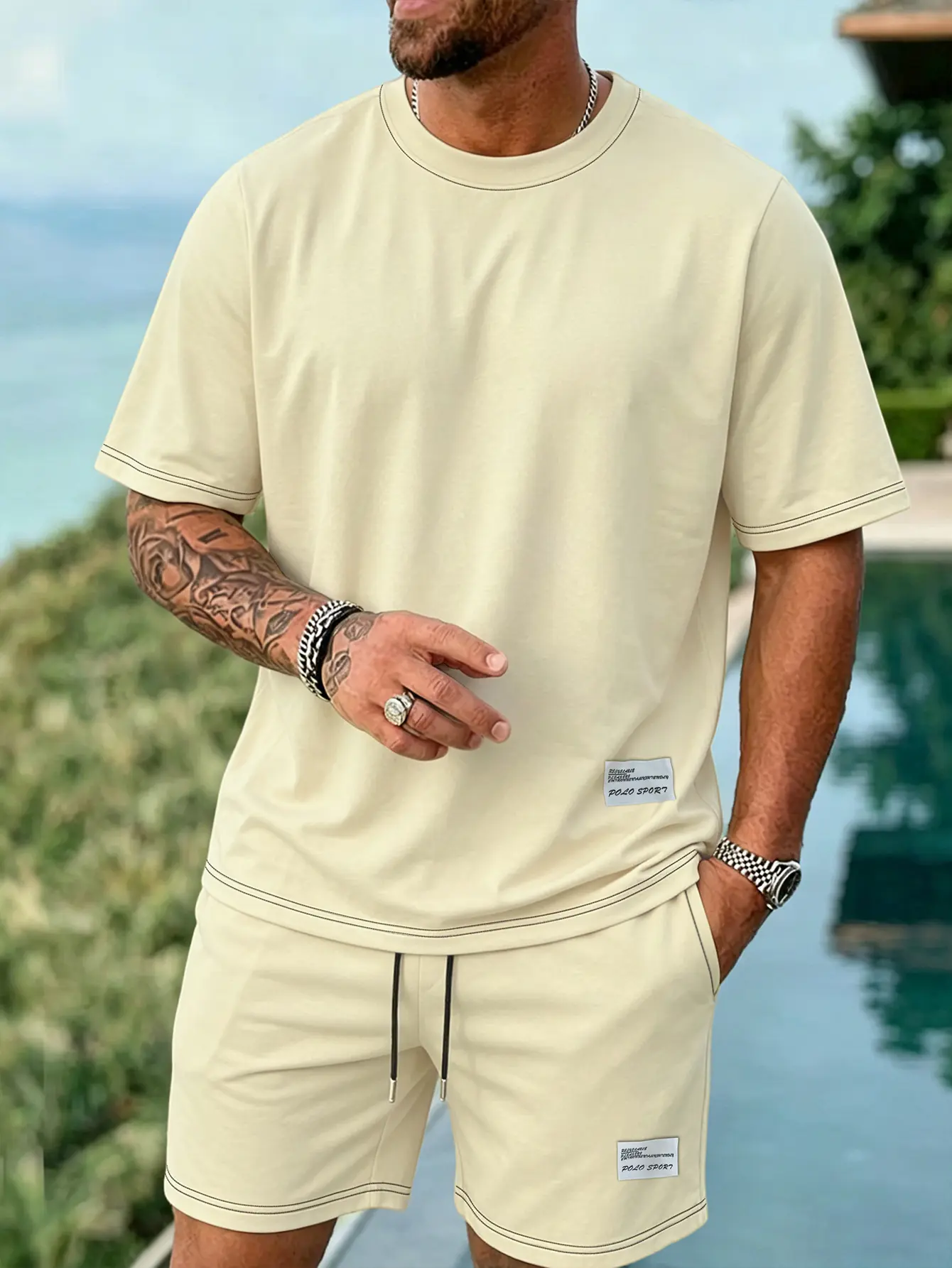 Summer men’s color-block contrast-stitch T-shirt and shorts set, loose-fit casual two-piece athletic outfit with label details, comfortable set suitable for street style, workouts, and leisure wear.