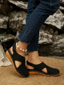 2026 New Model Women's Retro Hollow Out Wedge Sandals Closed Toe Back Strap Comfortable Mom Shoes Breathable Casual Summer Commute Wedges Heels Pu Leather versatile vacation ready beach easy slip on
