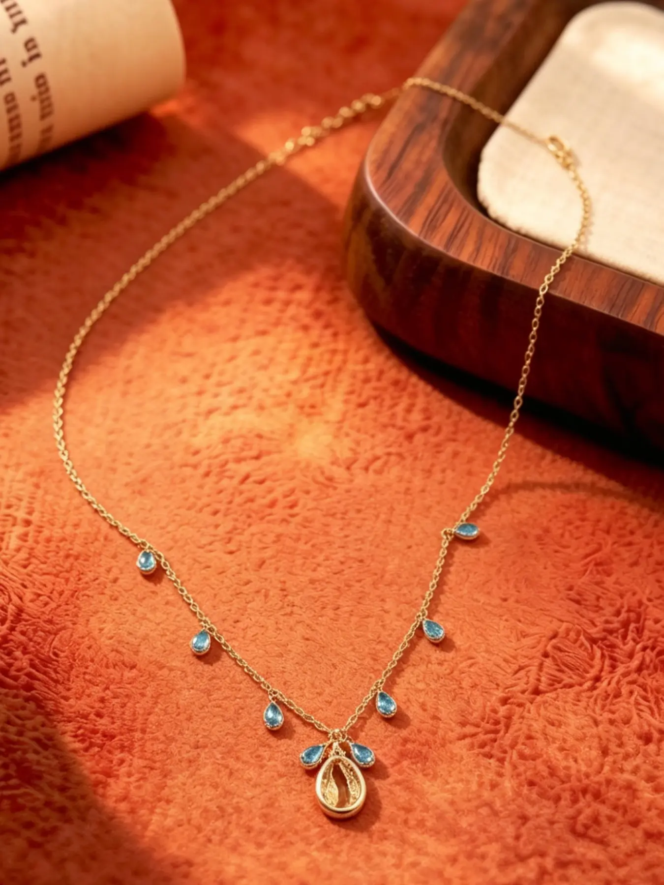 A blue gemstone water droplet necklace, with a slender gold chain connecting multiple water droplet shaped turquoise stones, suitable for daily wear, vacation dates, and other occasions. It is also a surprising and exquisite small gift.