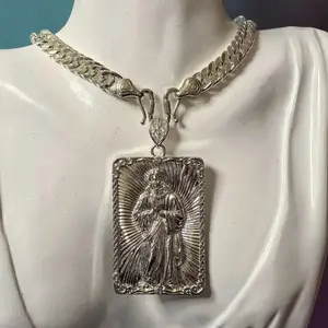 Divine Vibe Overflow Engraved Jesus Pendant Necklace Shiny Silver Plated Retro Chain Unisex Versatile Neckwear for Men Women Classic Vintage Style