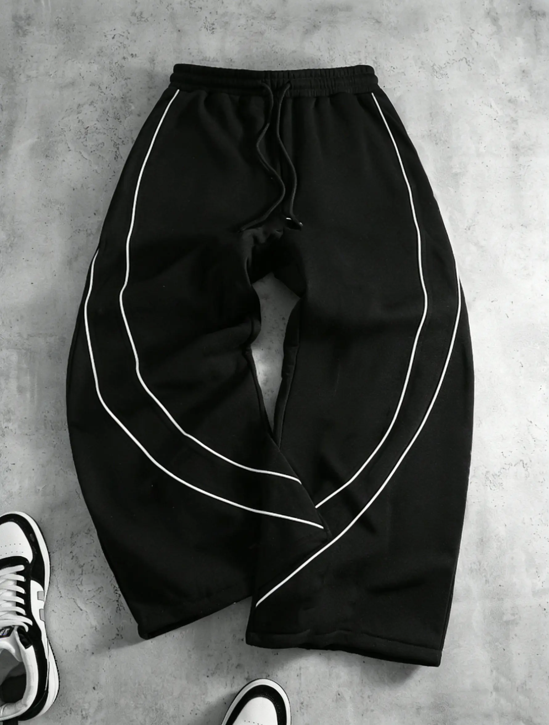 Unisex American street Y2K casual athletic pants; casual loose-fit drawstring pants; casual wide-leg striped dress pants; men’s loose wide-leg curved striped joggers with contrast piping—highly versatile, comfortable athletic pants suitable for various oc