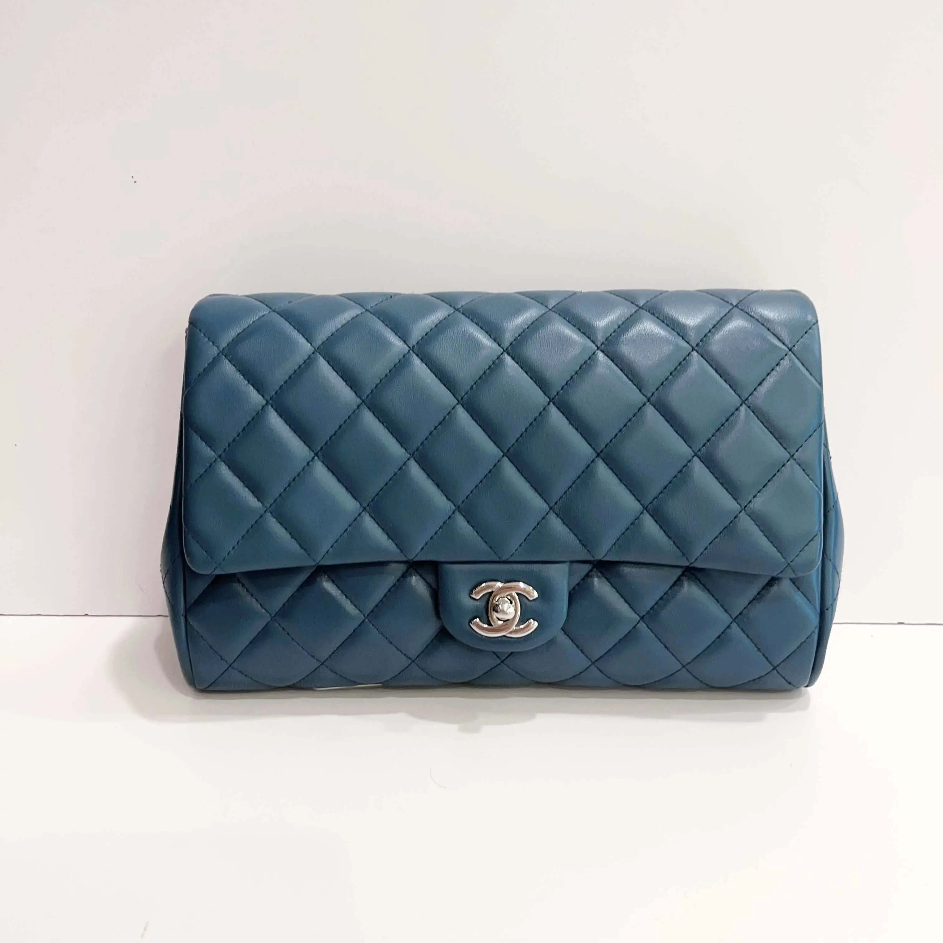 Pre-owned CHANEL Blue Quilted Shoulder Bag with Classic CC Logo and Silver Hardware