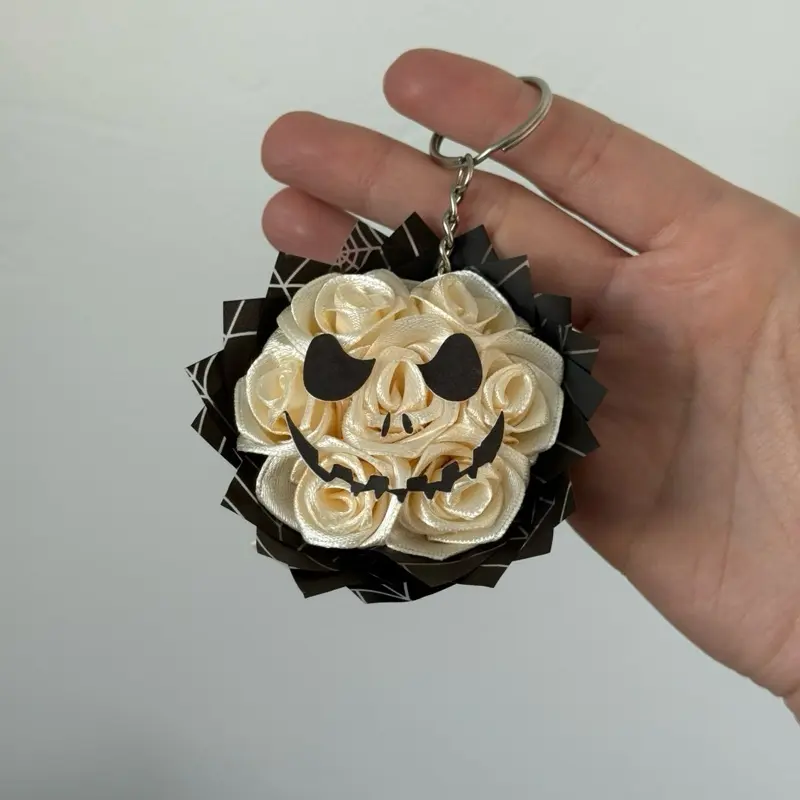 Halloween Skeleton Rose Bouquet Keychain - Gothic Flower Charm for Bag Keys or Gifts with Unique Skull Design