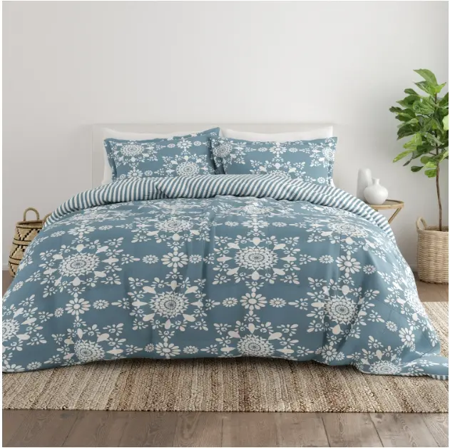 Noble Linens 3-Piece Light Blue Daisy Medallion Reversible Print Comforter Set, King/CalKing