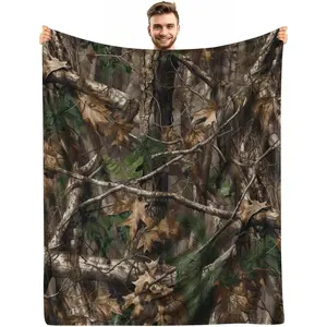 Camo Throw Blanket for Men – Soft Plush Hunting Blanket in Realistic Woodland Forest Print – Cozy Green Brown Camo Gift for Him, Dad, Husband, Boyfriend – Warm Outdoor Blanket for Hunting, Camping, Couch, Bed