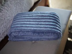 Smoochie Blankets Blue Cozy Ribbed Plush Fleece Throw - Soft Warm Fluffy 100x150 cm Blanket for Bed Couch All-Season Comfort Machine Washable