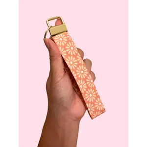 WRISTLET LANYARD - DUSTY PINK DAISIES