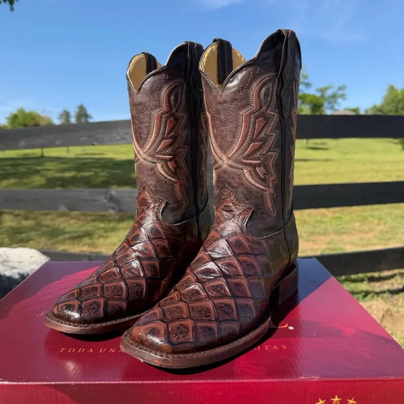 Men's Pirarucu Fish Skin Boots. Men’s Western Cowboy Boots. Square Toe Brown boots. Bota Vaquero De Piel Pescado. Bota Cuadrada De Piel Café
