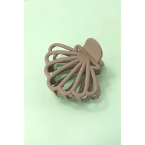 OCEAN BEACH SEASHELL MATTE HAIR CLAW CLIPS