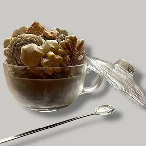 16oz “Snickerdoodle” soy wax candle w/ an extra 15oz’s of wax melts on top, in a Dishwasher, Oven & Microwave safe glass bowl, paired with a glass knob lid and silver spoon. Scented with Cinnamon, Honey, & Sugar. Burn time~100hrs (depends on use)
