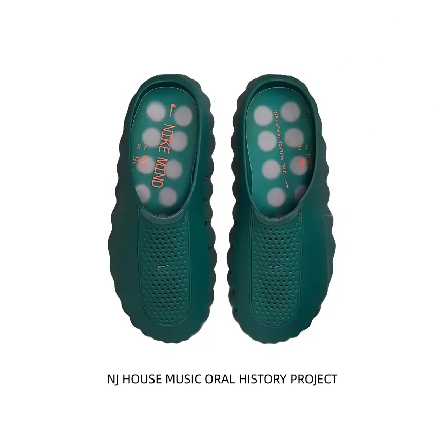 Elegant dark green slip-on clogs with perforated breathable upper. Wavy edge design and cushioned insole bring all-day comfort, ideal for home rest, beach outings and casual summer daily matching.