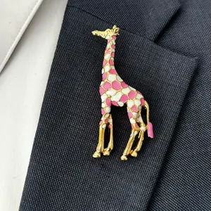 Giraffe Lapel Pin Brooch for Men and Women Elegant Wildlife Animal Brooch Suit Pin Dress Pin Colorful Design Versatile Usage Enhance Your Look