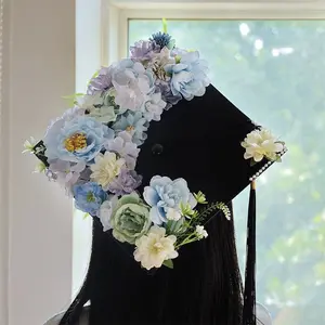 Props for graduation photography: A type of graduation cap with a brooch, suitable for bachelor’s and master’s degree graduates.