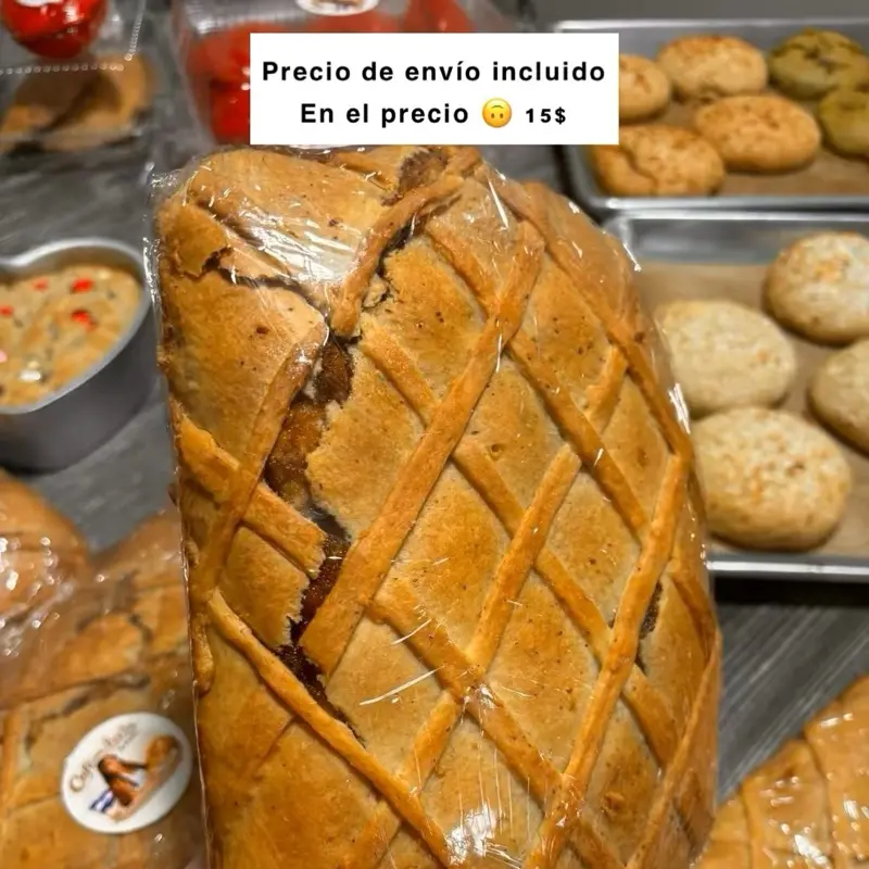Semita Alta o pacha salvadoreña pineaple or Panela filling sweet bread
