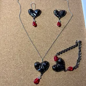Head Heart Metal Jewelry Set with Black Heart Pendant and Red Gemstone Earrings for Women
