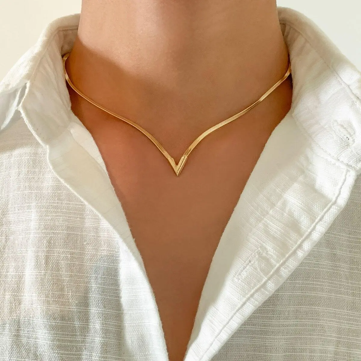 Vintage Simple Flat Snake Clavicle Chain Necklace for Male Creative V Shape Pendant Choker Jewelry Accessories Steampunk Men New