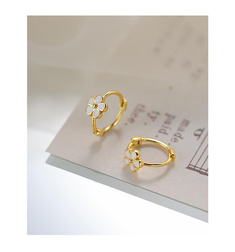 Small daisy flower earrings for women, ins niche design, simple and sweet new earrings