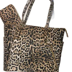 Elegant Leopard Print Travel Tote Bag with Zipper Closure and Multiple Pockets for Easy Organization