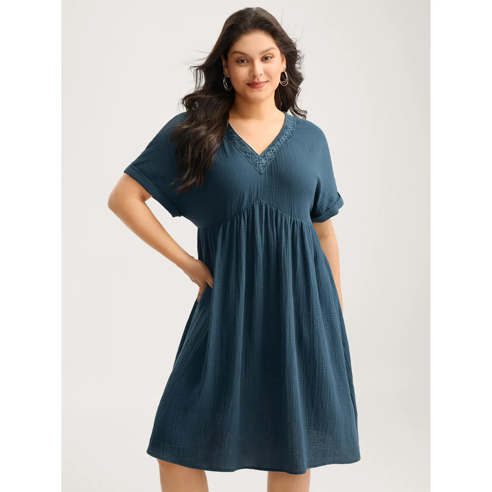 BloomChic Lady's Solid Leisure Dress, a Shortsleeve Midi Garment with Smooth Lace Patchwork Detail, Casual Wear, Fabric, Cotton, Army, Rouge, 100% Cotton, Short Sleeves, Regular, Pull-On, Side Pocket, Women, Midi Dress, Leisure Wear