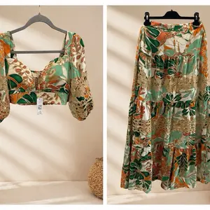 Tropical Lace Two-Piece Set – Crop Top & Skirt Conjunto Tropical de Dos Piezas con Encaje – Blusa Crop y Falda