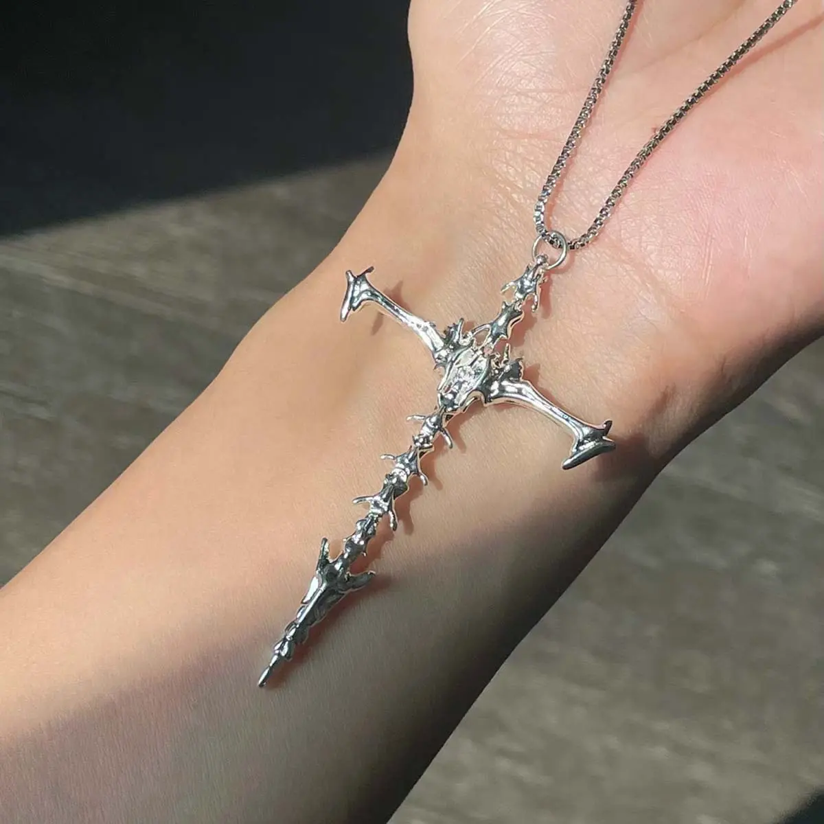 Girls' Niche Design Metal-Coated Skeleton Gothic Cross Pendant Necklace, Dark Gothic Theme Chain Jewelry for Bold Outfits & Everyday Wear