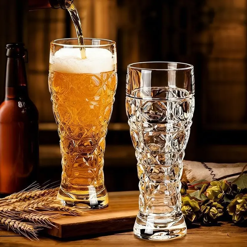 Luxurious relief crystal wine glass, made of glass material, is suitable for holding whisky and soda water. It is suitable for use in bars, family gatherings, parties and bar collections. It is an ideal choice for gift-giving or for football enthusiasts.
