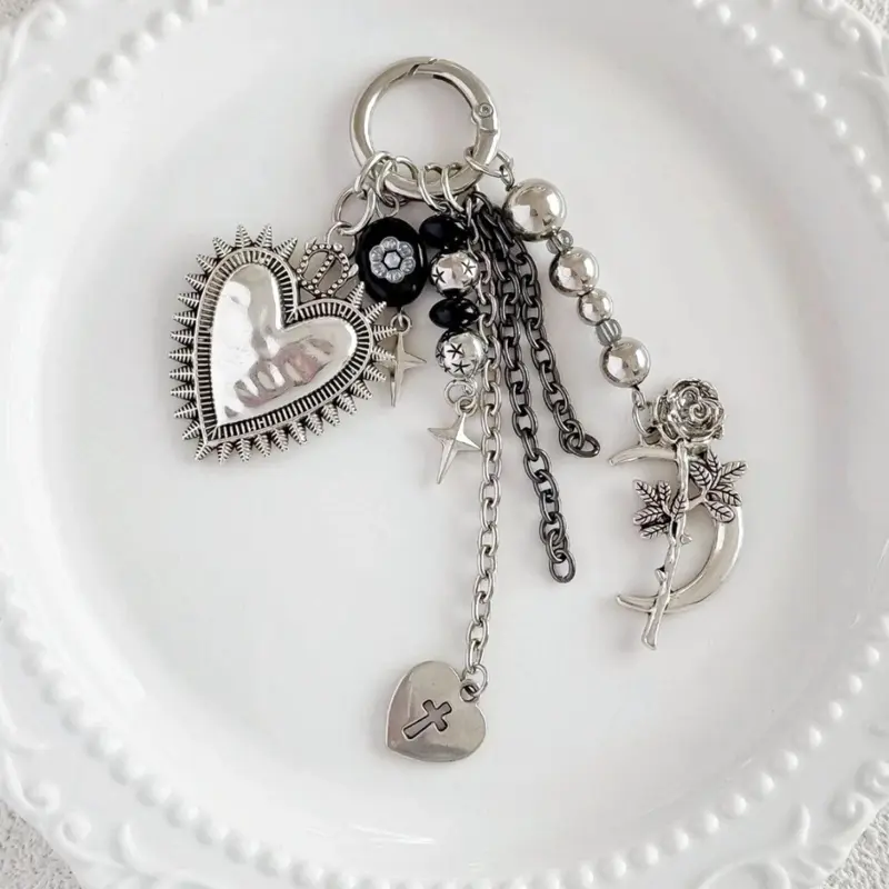 Gothic Vintage Heart Keychain, Y2K Dark Style Personalized Bag Charm, Silver Color Cross Rose Metal Pendant, Unique Accessory, Keychain Jewelry, Stainless Steel Keychain, Fashionable Alloy Keychain, Heart Design Keychain, Stylish Keychain