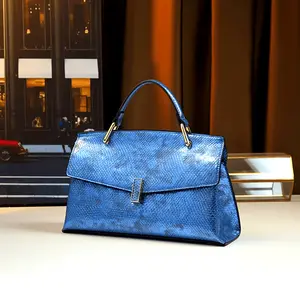 A Versatile Snake-Pattern Handbag with a Retro And Stylish Laser Texture, Suitable for Daily Business Commuting And Can Be Worn Crossbody.