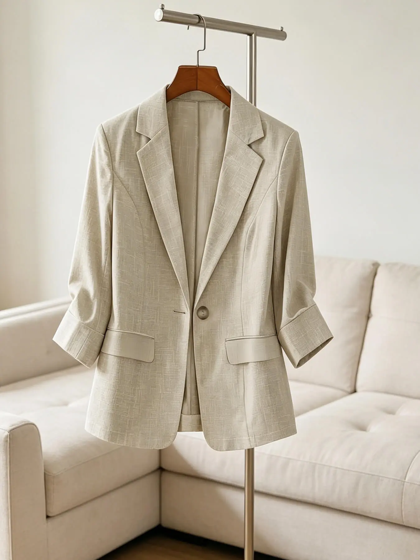 A women's light and mature style suit jacket for women's fashion new style with seven quarter sleeves and a waist cinched waist to show off a slim commuting temperament. A casual small suit suitable for spring and autumn, suitable for home, indoor, and ou