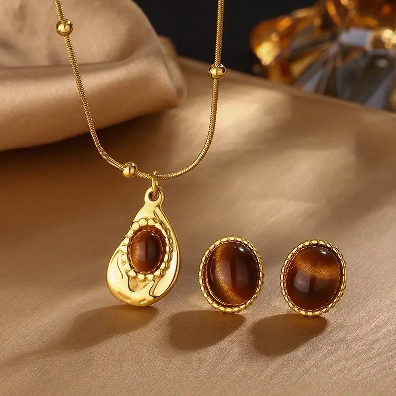 Elegant gold necklace set