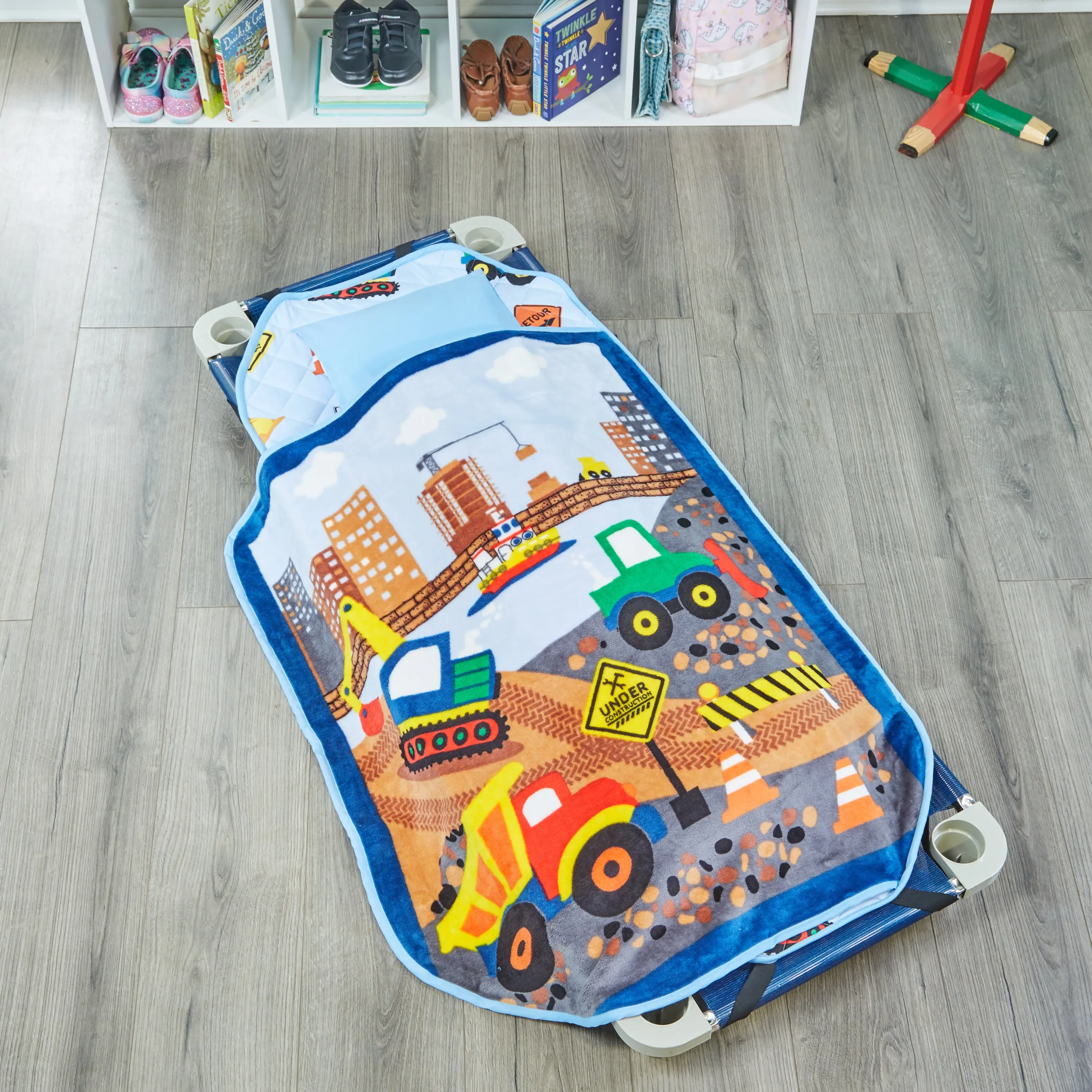 EVERYDAY KIDS Cute Preschooler and Toddler Cot Nap Mat for Home, Daycare, Preschool and Kindergarten; Easy to Roll Sleeping Mat with Elastic Straps, Pillow and Blanket
