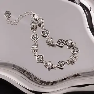 Women's Vintage Silver Daisy Charm Bracelet, Boho Retro Floral Design, Hypoallergenic Tarnish-Resistant Costume Jewelry, Ideal for Daily Wear, Birthday Gifts